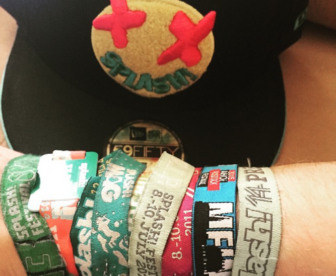 new-era-splash-cap-sample-festival-armbänder